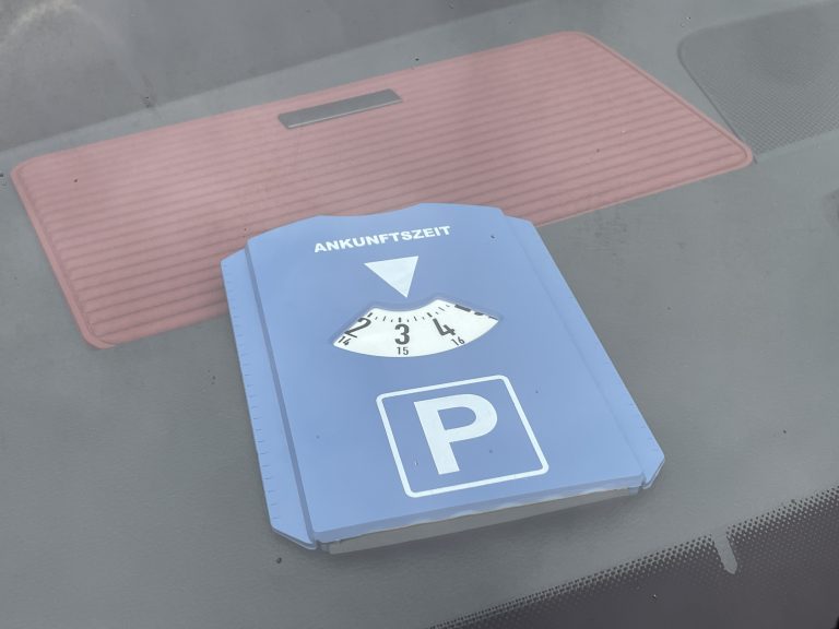 德國泊車常用的時間展示板 – Parkscheibe